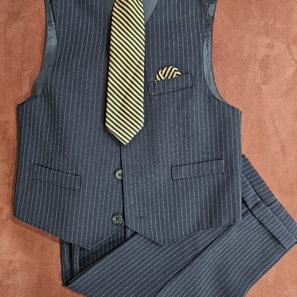 Boys Formal Wear 3-piece ensemble, Size 5 - Picture 3 of 6